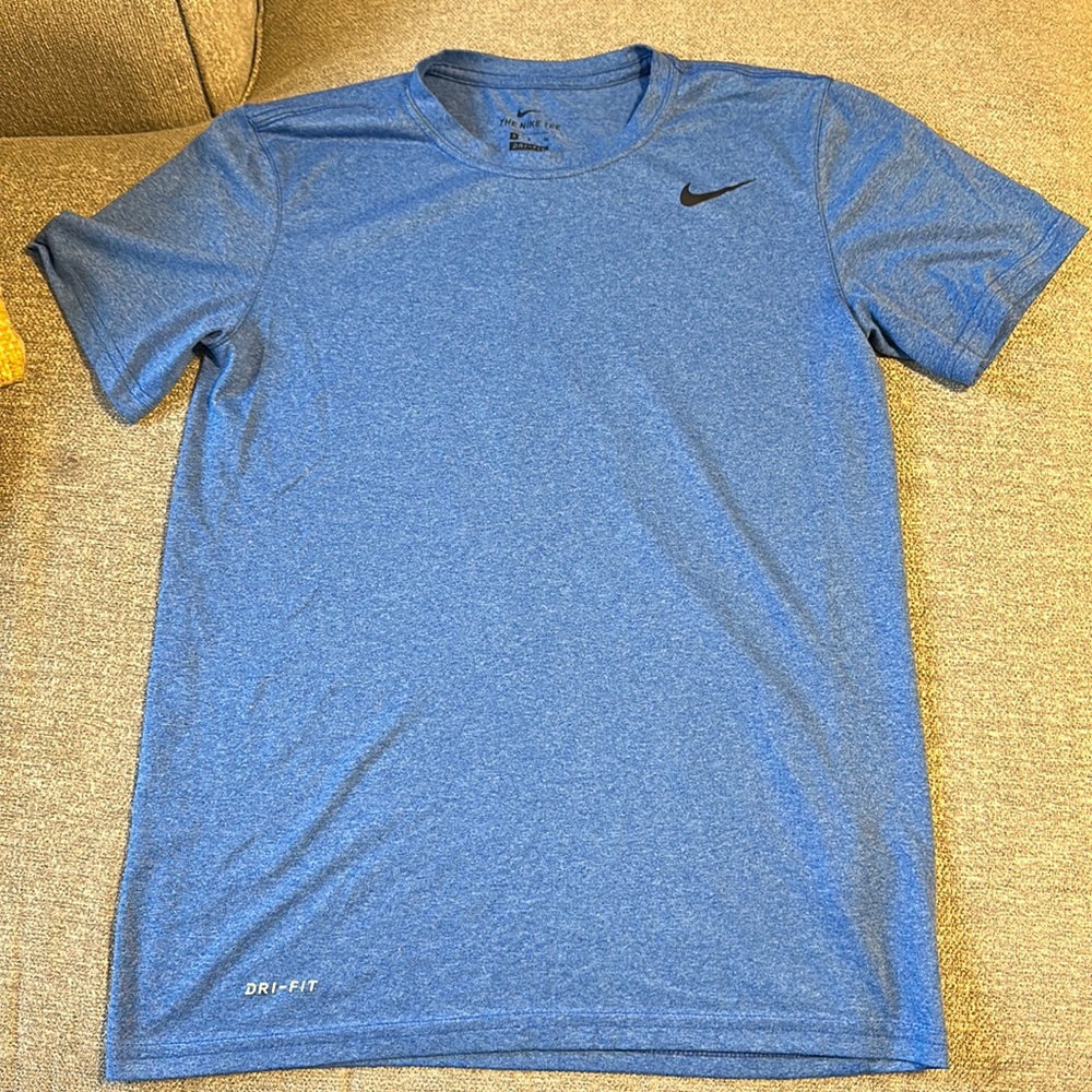 Men’s Nike dri fit shirt sleeve shirt